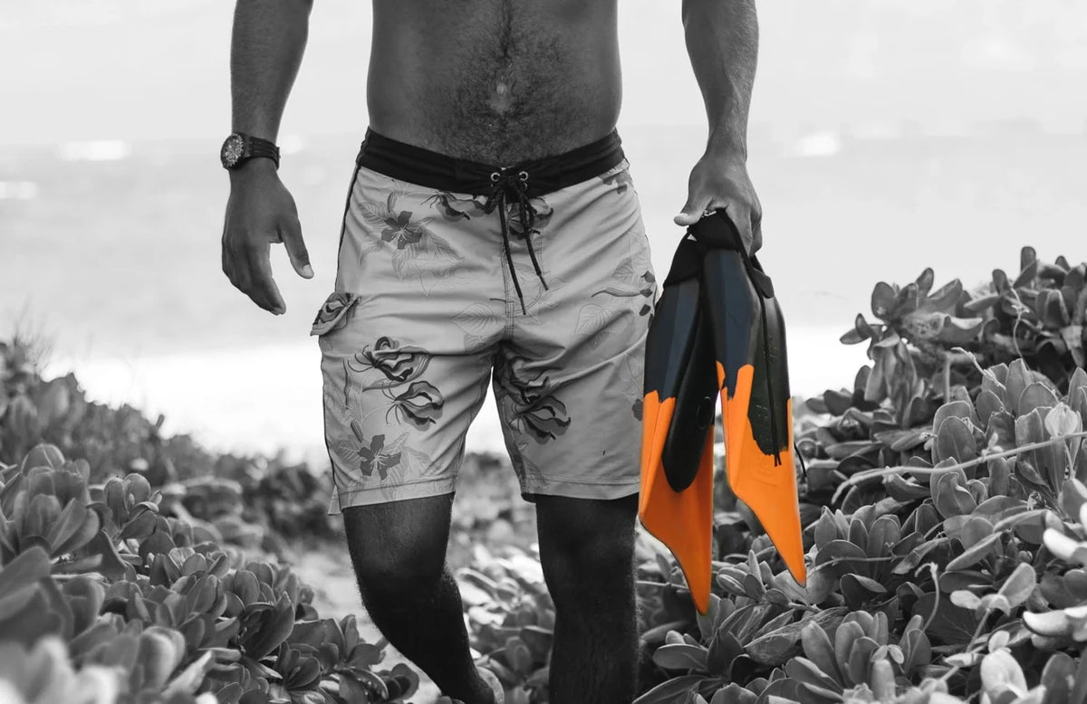 churchill-makapuu-pro-natural-gum-rubber-u4 FINSORANGE_BLACKLIFESTYLE.webp